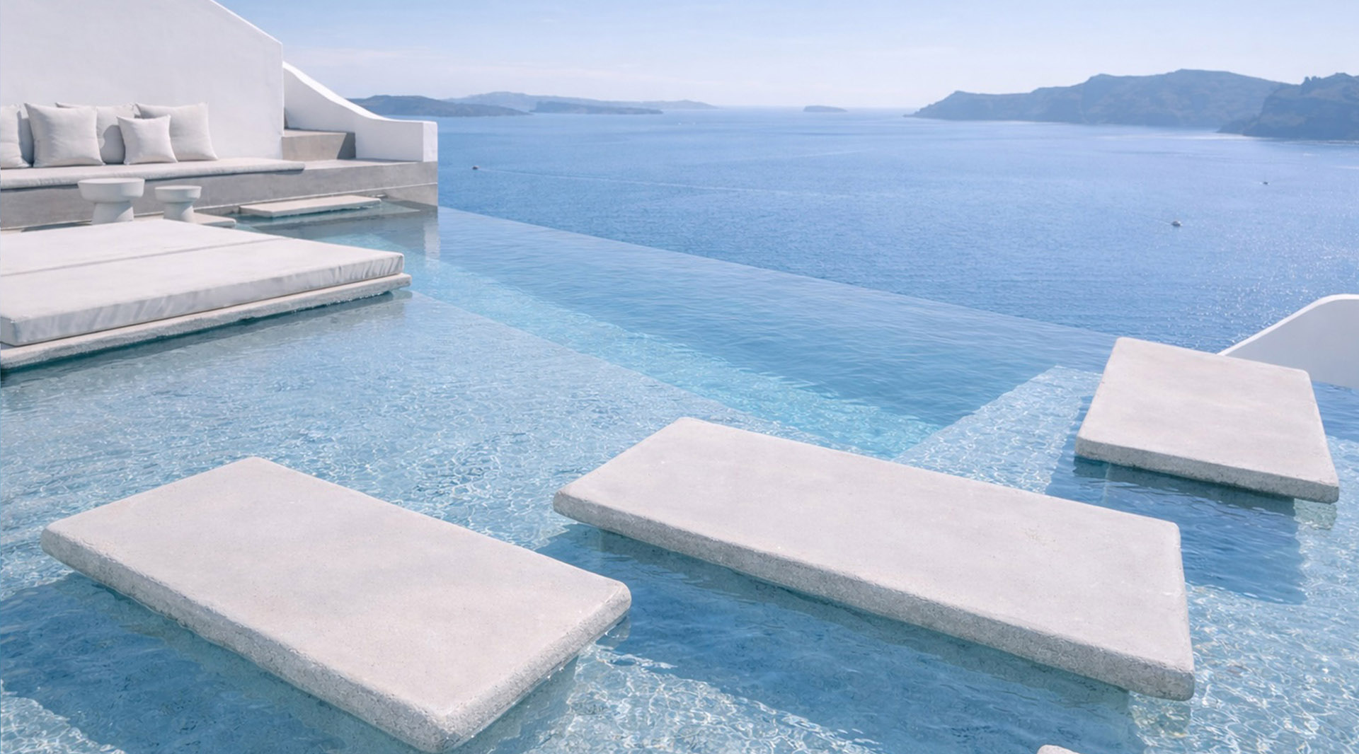 Echoes suite with caldera view