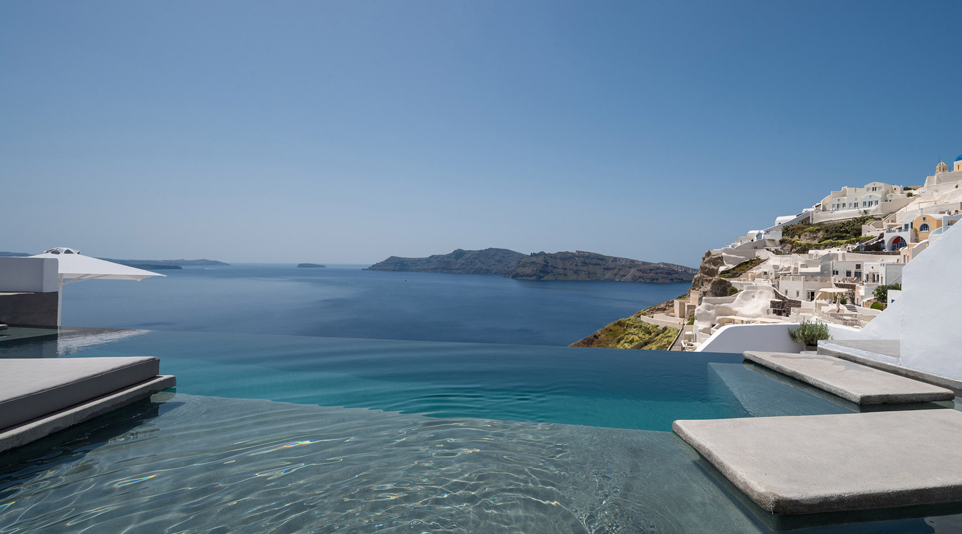 Echoes suite overlooking the caldera